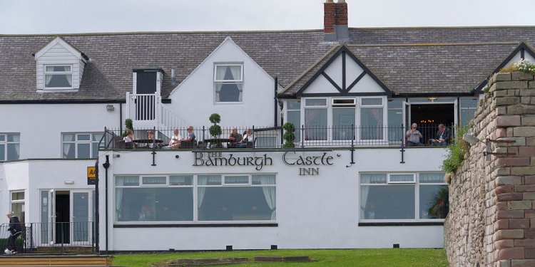 File:Seahouses MMB 05 Bamburgh