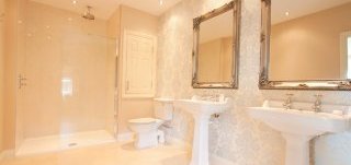 deluxe Bathroom in huge getaway cottage